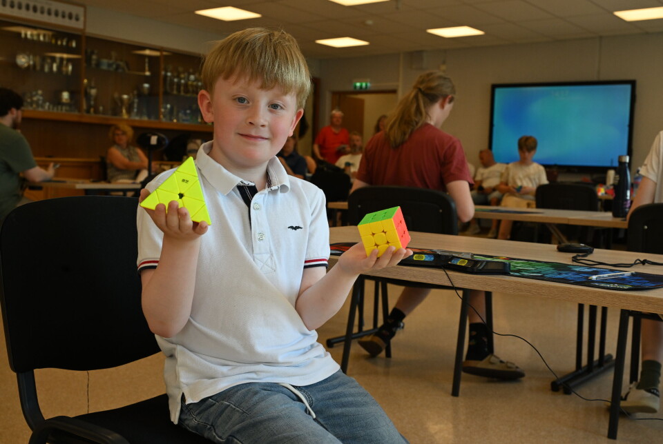Eivind Aas Rødseth (7 år) med Pyraminx (t.v.) og Rubiks kube. FOTO: JOHN BERGE