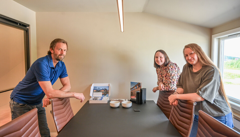 Pål Ronny Løvik, arkitekt Kristin Blindheim og Sanna Reisænen Løvik i Tegneriet AS håper å få med seg en ny kollega på laget.