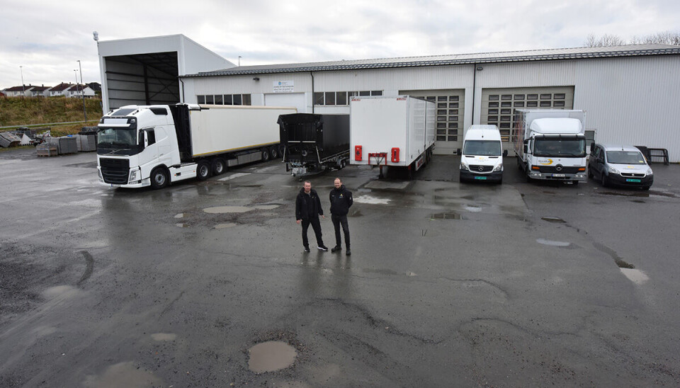 Selv store gutter blir små ved siden av Alphastage 160 (t.v.) og Braatthallen Live sin øvrige utstyrspark. F.v. Svein Knudsen og Vegard Hoel. Foto: John Berge. ©
