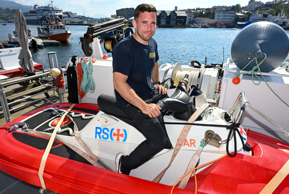 Styrmann Ole Aandahl-Karlsen (34) i Redningsselskapet i Kristiansund tørrtester vannscooteren.