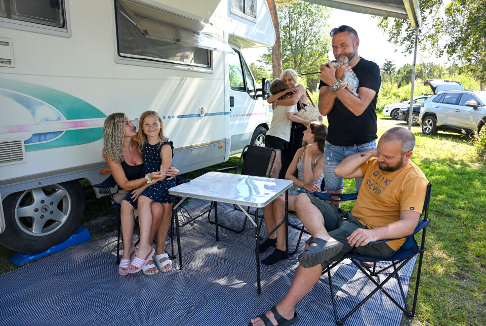 F.v.: Lisa (36), Maja (8), Sara (10) får klem fra Sonja (59), Emilie (13), Ole Harald (60) gir Luna (4) en klem, og Simen (36).