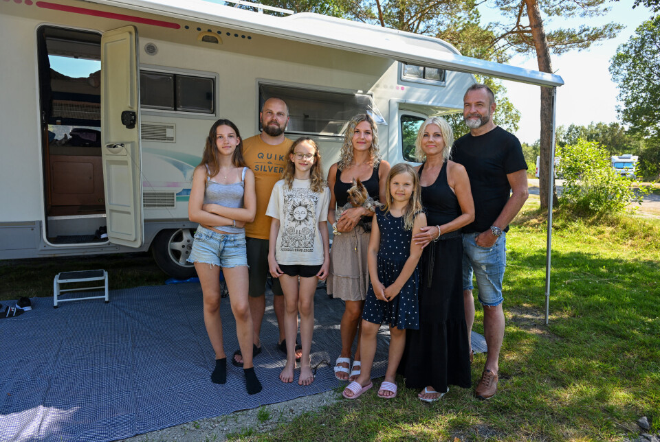 F.v.: Emilie (13), Simen (36), Sara (10), Lisa (36), Luna (4), Maja (8), Sonja (59) og Ole Harald (60).