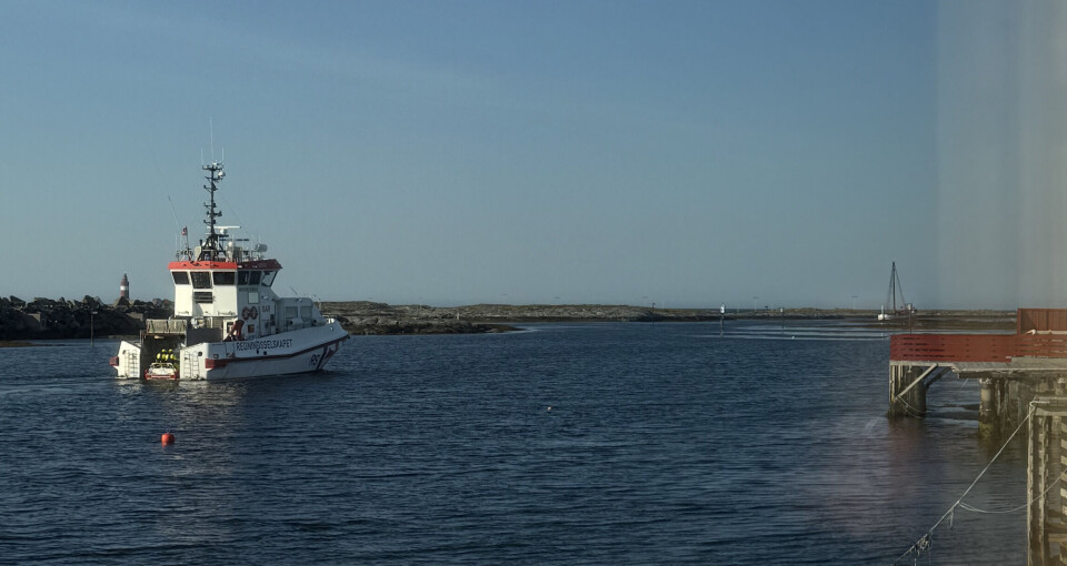 Redningsskøyta på vei ut til skipet fra Veiholmen på Smøla.