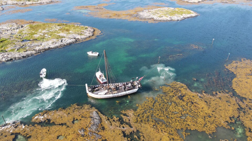 Jekta Pauline har gått på grunn ved Veiholmen på Smøla.