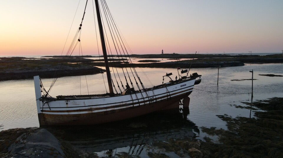 Jekta Pauline har gått på grunn ved Veiholmen på Smøla.