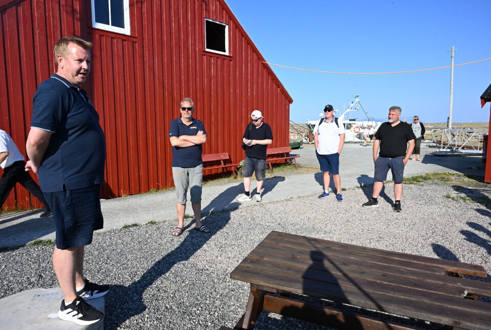 Arild Dybå-Eidem (t.v.) er daglig leder i Kristiansund Kommunale Sundbåtvesen Kf. Her guider han norske turister på Grip onsdag 16. juli 2025. FOTO: JOHN BERGE