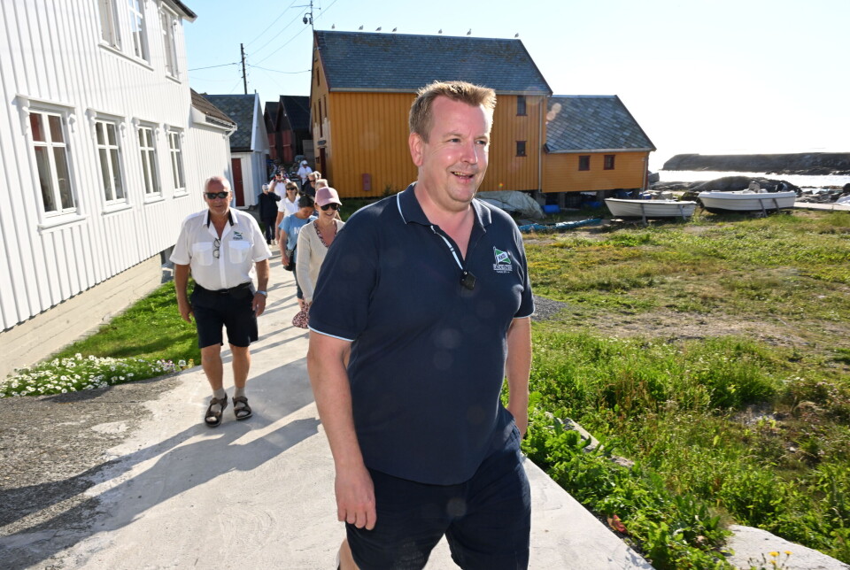 Arild Dybå-Eidem er daglig leder i Kristiansund Kommunale Sundbåtvesen Kf. Her guider han norske turister på Grip onsdag 16. juli 2025. FOTO: JOHN BERGE