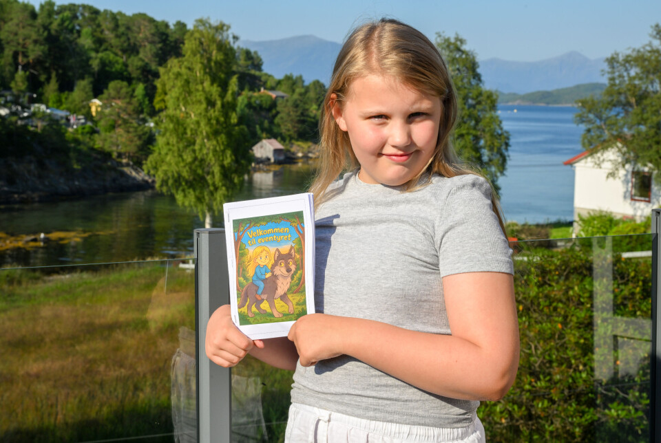 Celine Naas Havnen med sin første bok, «Velkommen til eventyret».