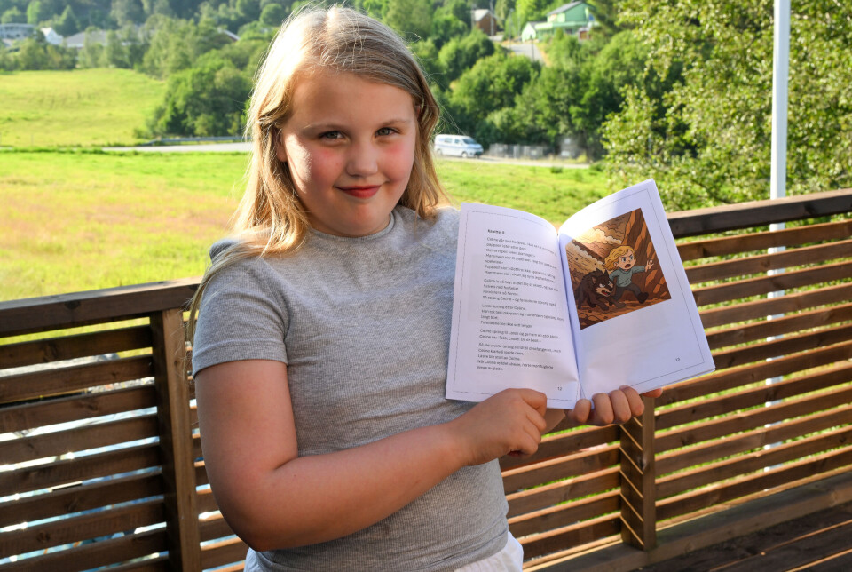 Celine Naas Havnen med sin første bok, «Velkommen til eventyret».