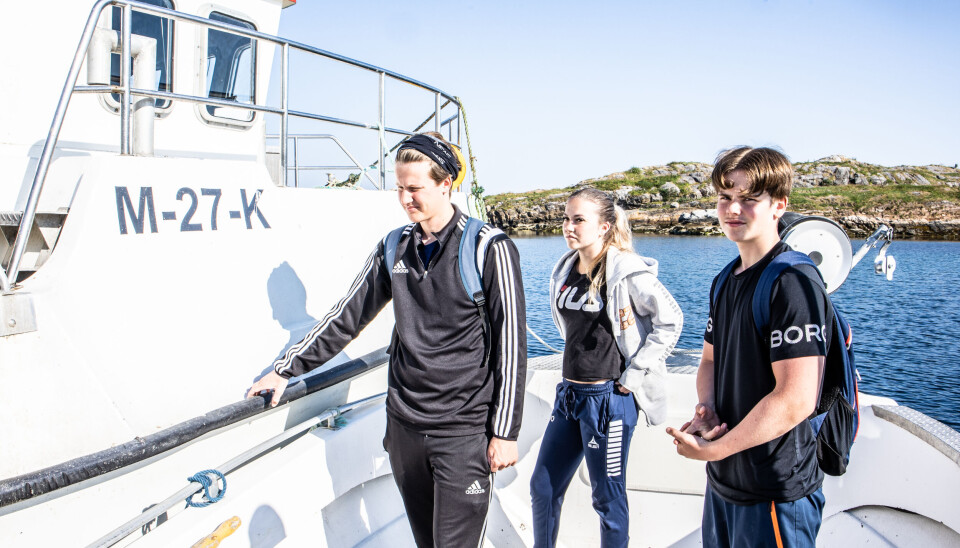 F.v.: Nikolai Sakshaug-Furseth (16) fra Kristiansund, Lilly Hargaut-Ohrvik (15) fra Averøy, og Marius Thingvold (14), og deltar i ungdomsfiske om bord på Havterna. Her er de klar til å gå ombord.