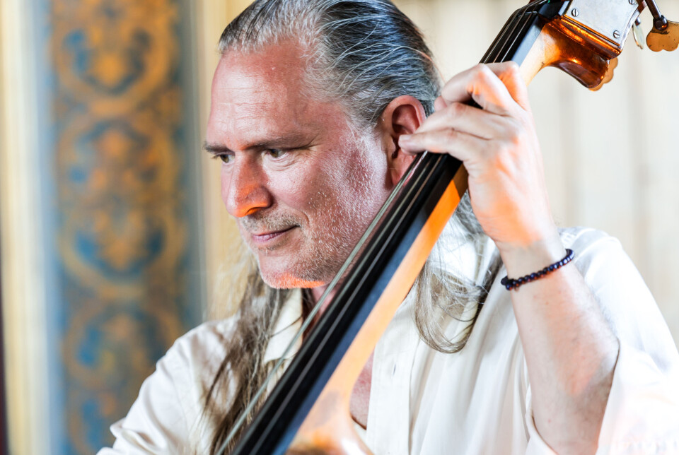 KONSERT: Rolf Hoff Baltzersen leverte en imponerende bassolo under konserten i Kvernes kirke.