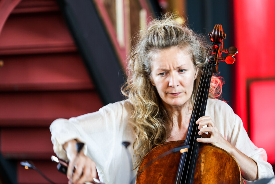 SAMECH: Marit Aspås bidro med varme og presise cellostemmer som bar flere av kveldens melodilinjer under Samech-konserten i Kvernes kirke.
