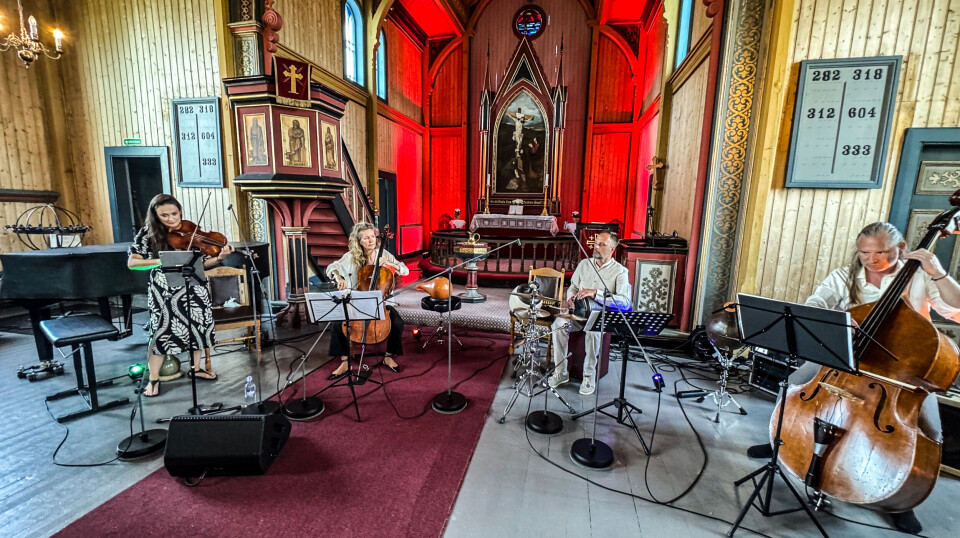Fra venstre: Anna Ostachowska (bratsj), Marit Aspås (cello), Robert Sztorc (perkusjon) og Rolf Hoff Baltzersen (kontrabass) under konserten i Kvernes kirke 17. juli.