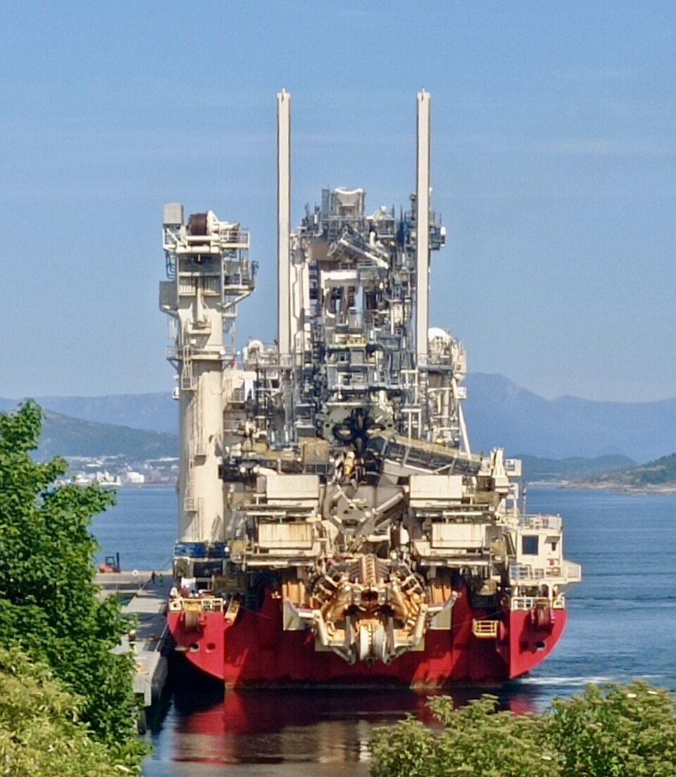 Det 194 meter lange spesialfartøyet «Deep Energy» ankom Averøy Industripark lørdag19. juli. Skipet eies av TechnipFMC og er blant verdens største rørleggingsskip, bygget for undervannsinstallasjoner på dypt vann.