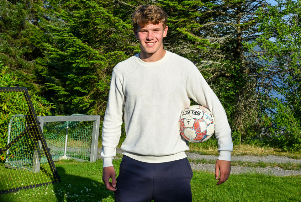 Haakon Haugen på fotballbanen i hagen der han tilbrakt mange timer.