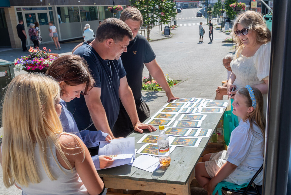 Celine Naas Havnen (10) fikk selge sin egen bok utenfor butikken til Tom Godtland, Bybeta Landhandel. FOTO: VEGARD GRIMSTAD, VG MEDIA
