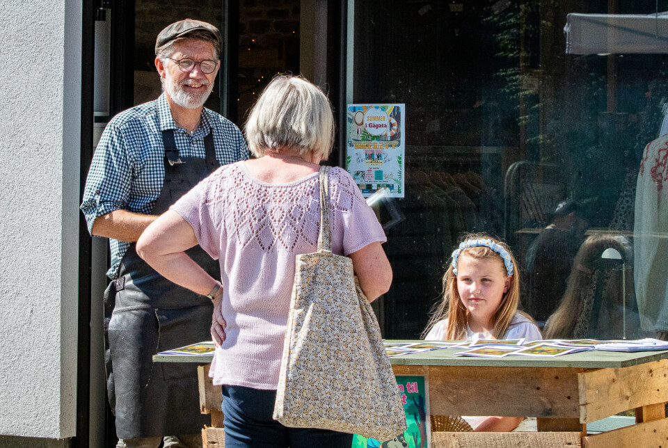 Celine Naas Havnen (10) fikk selge sin egen bok utenfor butikken til Tom Godtland, bybeta Landhandel. FOTO: VEGARD GRIMSTAD, VG MEDIA