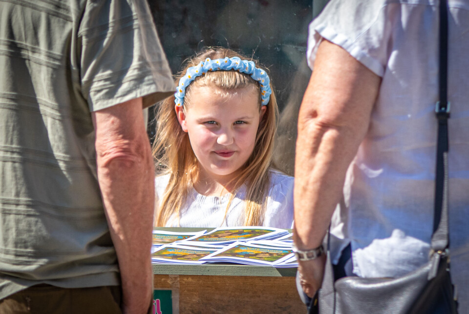 Celine Naas Havnen (10) fikk selge sin egen bok utenfor butikken til Tom Godtland, bybeta Landhandel. FOTO: VEGARD GRIMSTAD, VG MEDIA