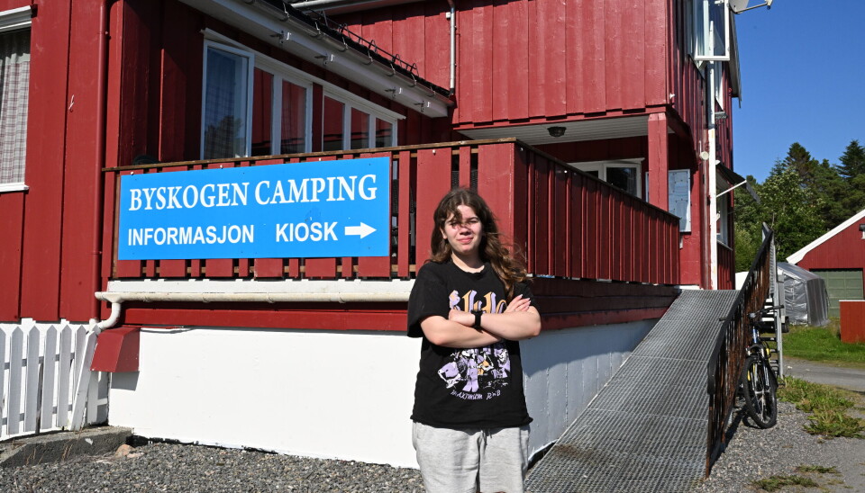 Hedda foran campingen.