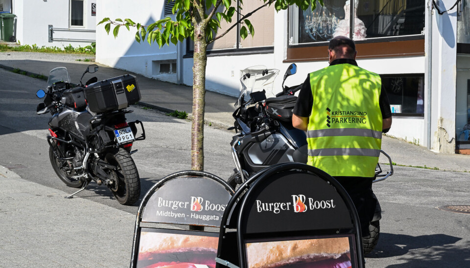 Diss to polske motorsyklistene fikk seg begge en gul lapp da Jan Ove Kvande gikk forbi. parkeringsbot
bot for parkering