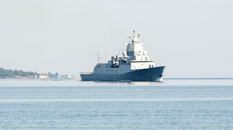 KNM Thor Heyerdahl på vei inn Bremsnesfjorden.
