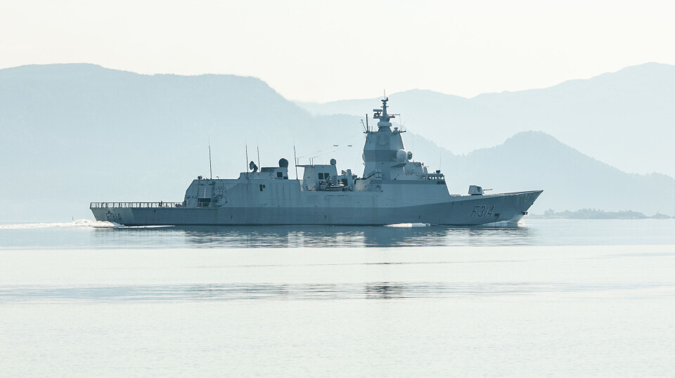 KNM Thor Heyerdahl på vei opp Kvernesfjorden i retning Kornstad og Atlanterhavsveien.