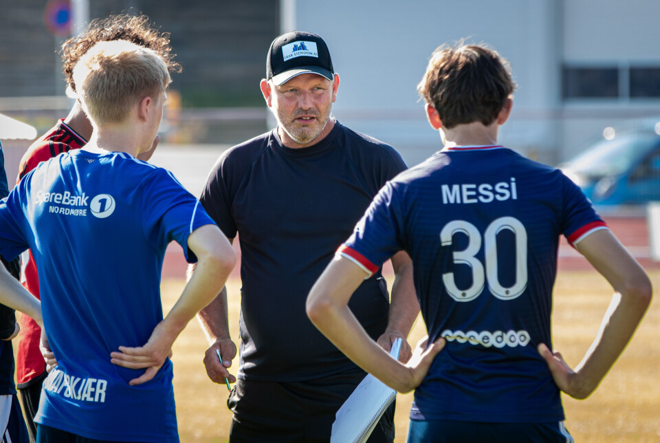 Clausenengen FK gutter 16 gleder seg til Norway Cup. Her instrueres de av Ludvik Lien.