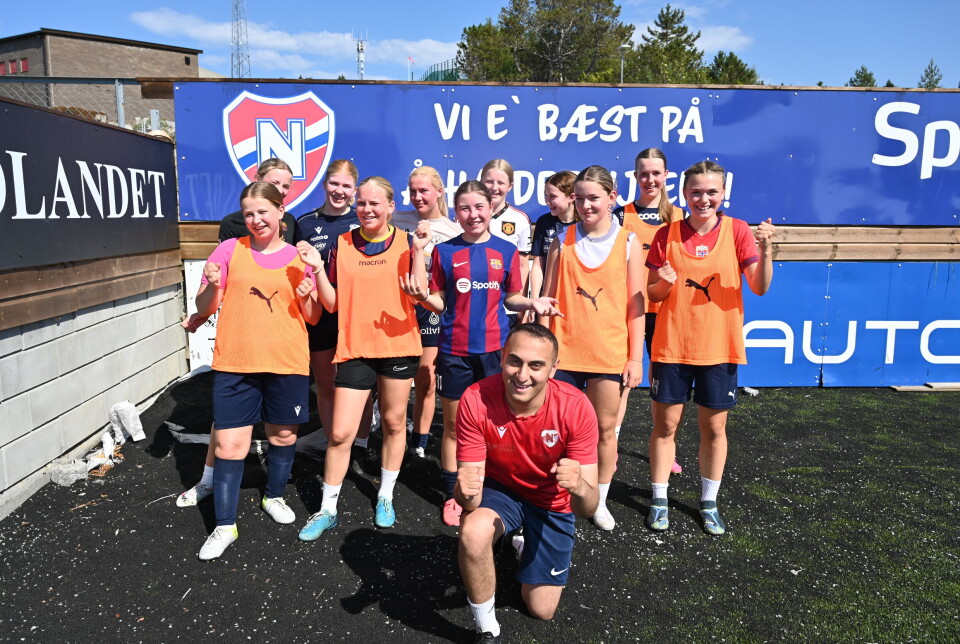 Dahle IL sine jenter er klare for Norway Cup. Bak fra venstre: Emma Gils Thomassen, Elisa Mari Aas-Johansson, Ingeborg Bjørkevoll, Emilie Grovehagen Eresvik, Therese Røsand, Emma Meyer-Olsen. Foran fra venstre: Jenny Linn Øyen Aandahl, Erle Erstad Nyland, Mathilde Melvold Gjertsen, Cathrine Sæther Dahlen, Vilje Gravvold Bunes.
Trener i front: Amir Al-Ikabi.