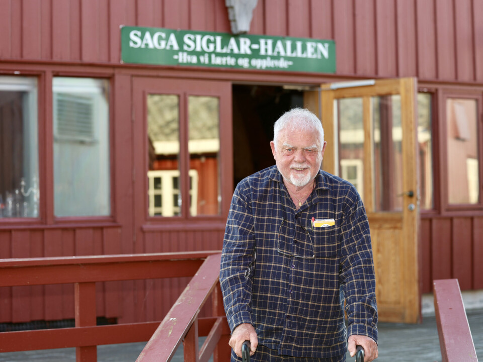 SAGA SIGLAR HALL: Ragnar Thorseth delte historier fra sitt liv til sjøs i Saga Siglar Hall på Håholmen.