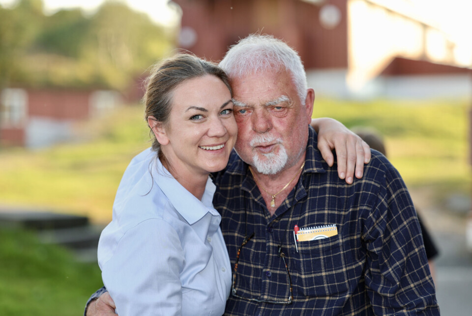 Karina Amalie Hol er daglig leder og værbestyrer på Håholmen, her sammen med eventyreren Ragnar Torseth.