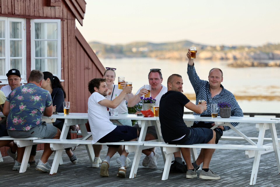 Lokale Averøyinger som gjerne skåler til fotografen.