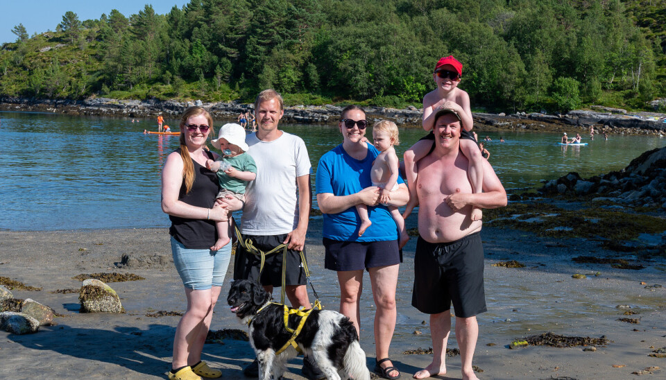 Badeglede i Kolvika. Fra venstre har du: Monika Tordhol, Kristian T. Gundrosen (barn), Aleksander Gundrosen og hunden Skills. Videre: Siri W. T. Nordbø, Eline Nordbø (barn), Tor-Arne Nordbø og Sander Nordbø (på skuldrene).