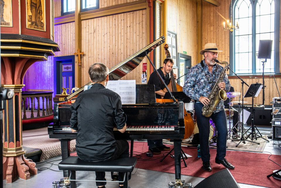 Erlend Slettevoll (piano), Trygve Seim (saksofon), Trygve Waldemar Fiske (bass) og Simon Kongshaug (trommer) under sommerkonserten i Kvernes kirke 24. juli..