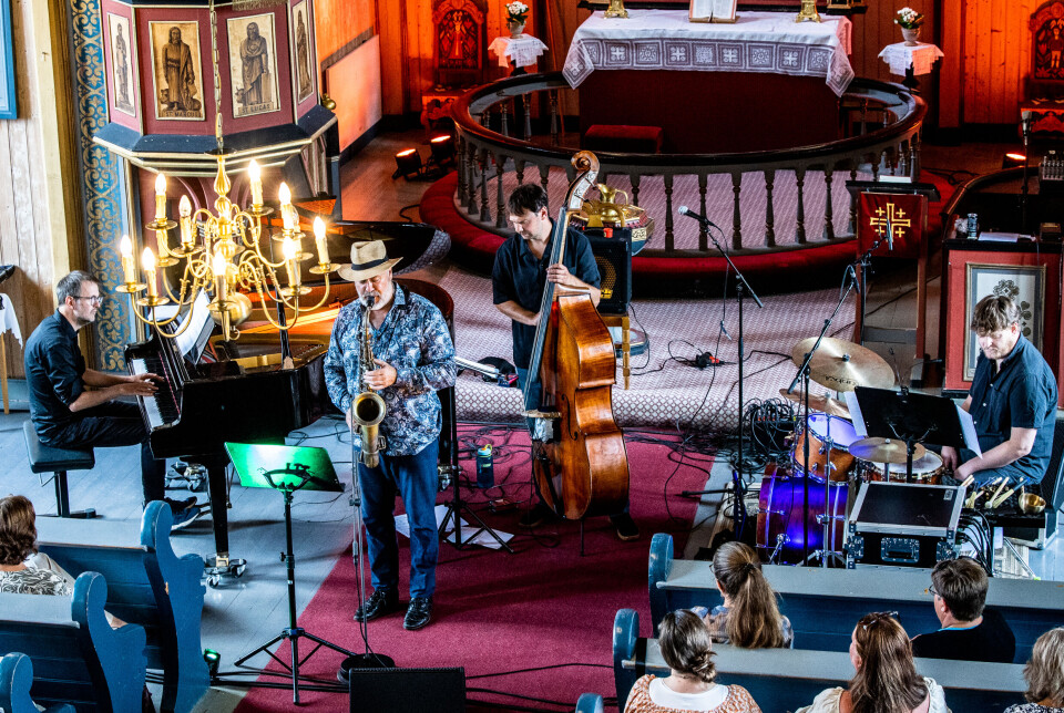 Erlend Slettevoll (piano), Trygve Seim (saksofon), Trygve Waldemar Fiske (bass) og Simon Kongshaug (trommer) under sommerkonserten i Kvernes kirke 24. juli..