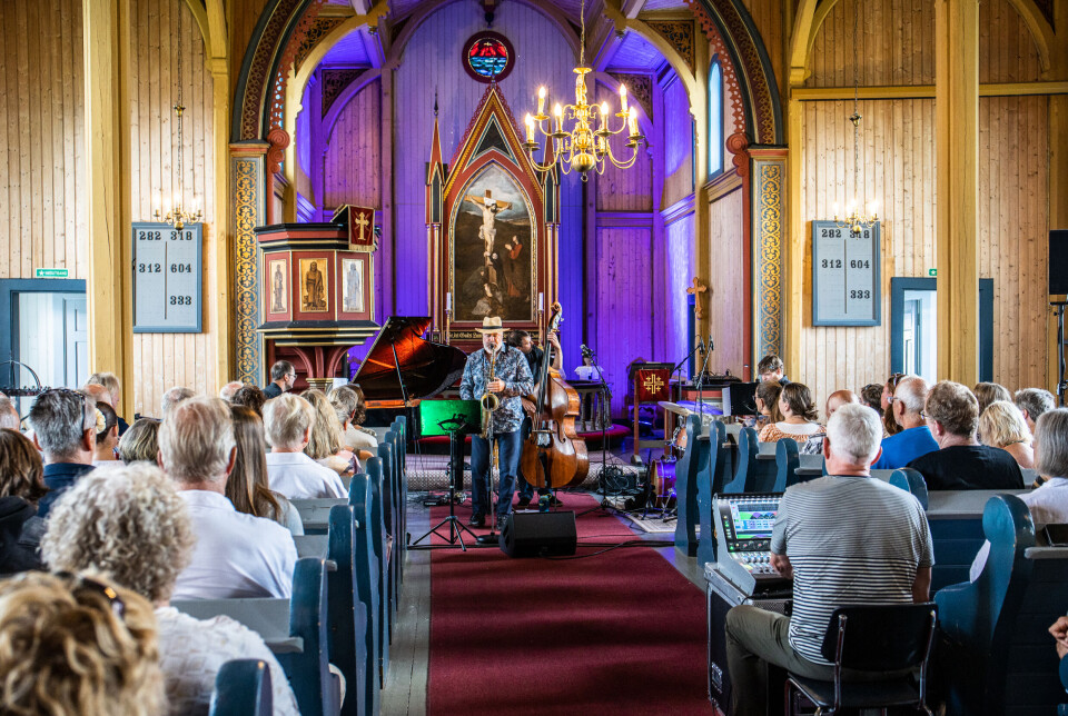 Erlend Slettevoll (piano), Trygve Seim (saksofon), Trygve Waldemar Fiske (bass) og Simon Kongshaug (trommer) under sommerkonserten i Kvernes kirke 24. juli..
