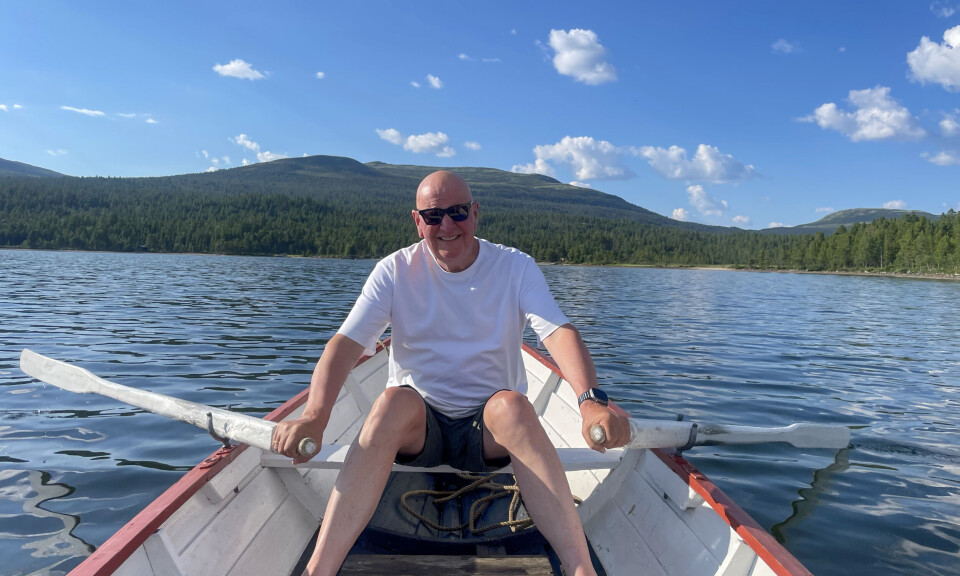 Sommeren 2025: Frode Alnæs ror en båt … for første gang på 30 år. FOTO: PRIVAT