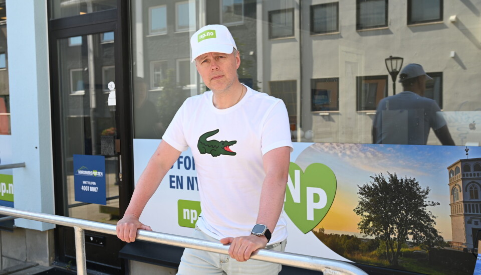 Redaktør John Berge foran Nordmørposten AS sine lokaler i Nedre Enggate 21 i Kristiansund. FOTO: VEGARD GRIMSTAD