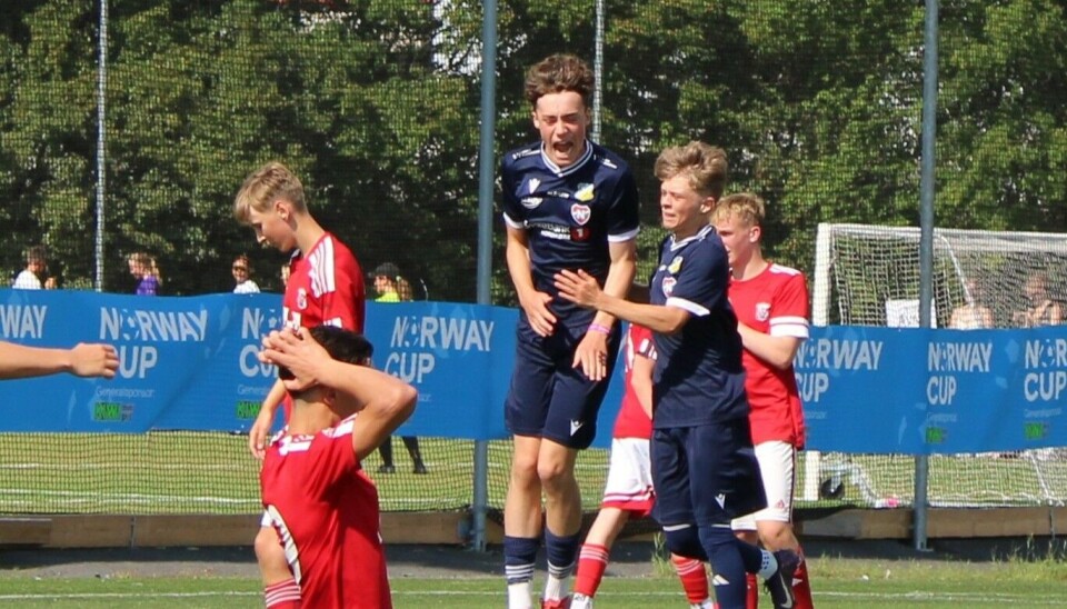 Dahle/Nordlandet i Norway Cup. Henrik ble hoppende glad da Dahle Nordlandet scoret mål. Daniel jubler også.