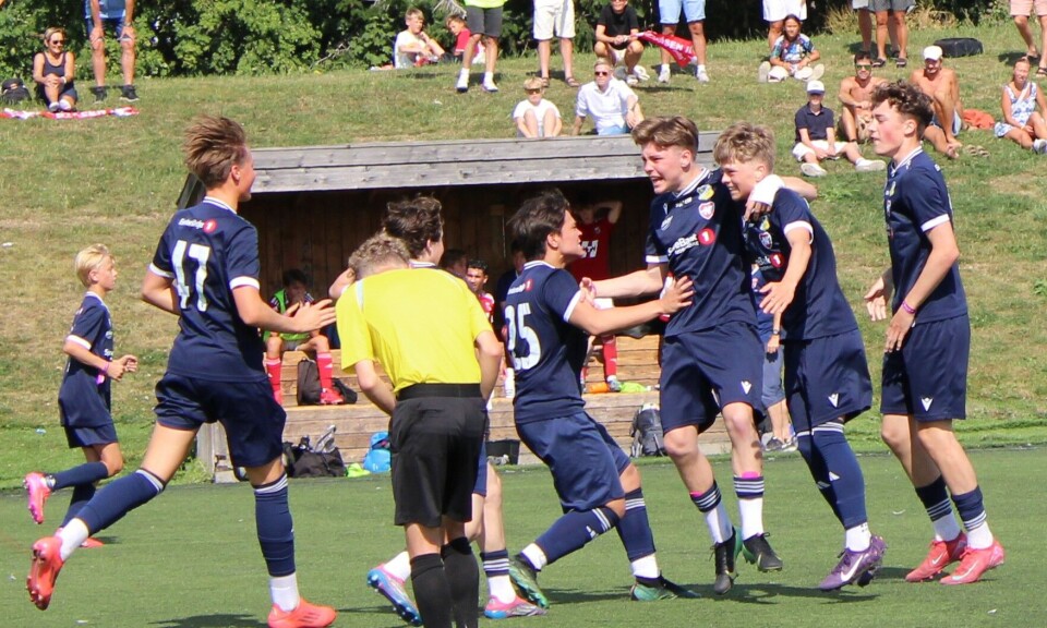 Se så glade de ble for å ha utliknet til .1-1. F.v.: Theo, Klas, Liam, Jonah, Adrian, Daniel og Henrik.