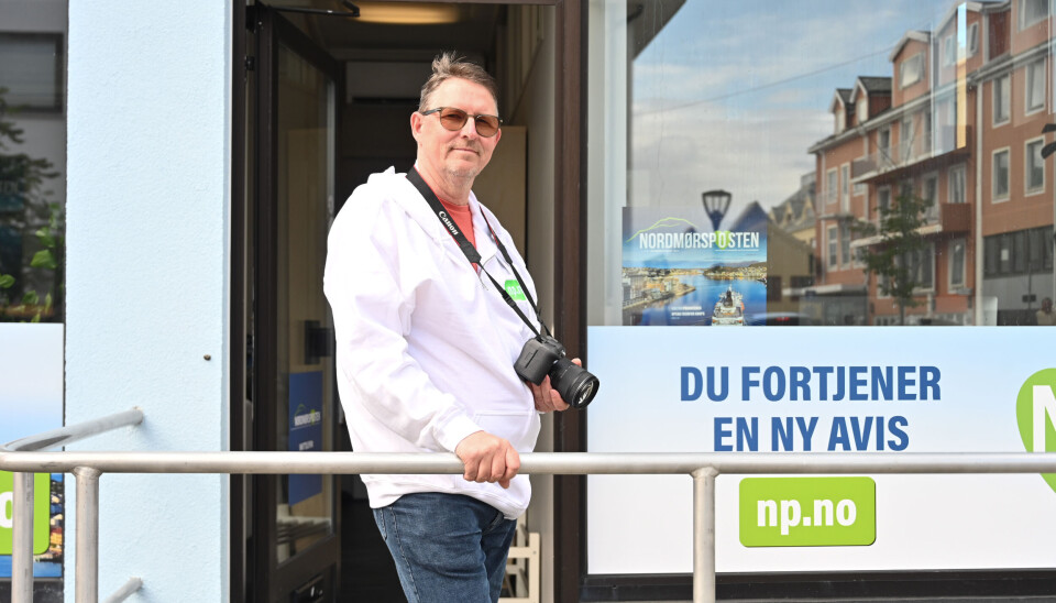 Desksjef, journalist og fotograf Odd Inge Teige foran Nordmørspostens redaksjonslokaler i Nedre Enggate 21 i Kristiansund. FOTO: PER MORK