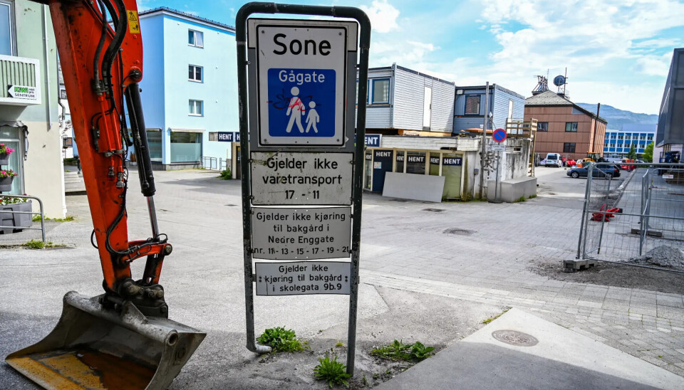 GÅGATE: Kristiansund kommune stenger avkjørselen til parkeringsplassen for å sikre gågata.