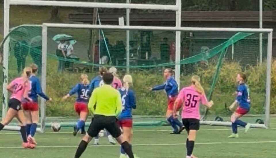 Her scores det mål.,
