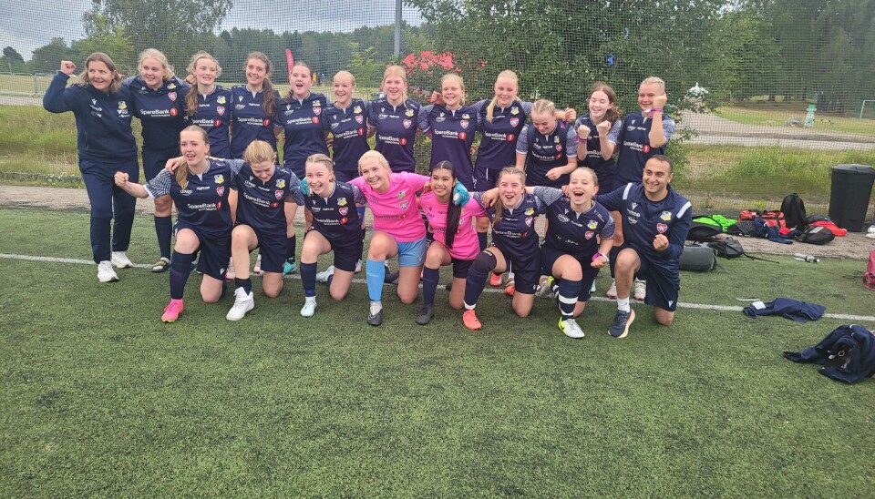Lagbilde etter at seieren var sikret. Bak f.v.: Hege Pettersen. Ella Indergaard, Emma Gils Thomassen, Henny Rambjør Crilly, Silje Pettersen Høgseth, Molly Vida Gustad, Elisa Aas-Johansson, Erle Erstad Nyland, Erika Fatland Gøranson, Sandra Bloch Kristiansen, Therese Røsand, Maya Almvik og Emma Meyer Olsen. Foran f.v.: Marta Løkvik Knutsen, Elida Torvik, Ingeborg Bjørkevoll, Ida Hansen, Mathilde Melvold Gjertsen, Jenny Linn Øien Aandah og trener Amir Al-Ikabi.