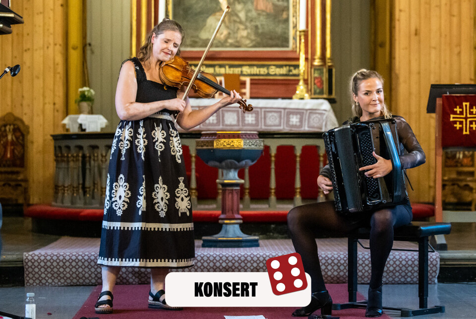 SOMMERKONSERTENE: Kristina Farstad Bjørdal og Jorun Marie Kvernberg imponerte med akustisk samspill under Sommerkonsertene i Kvernes kirke.