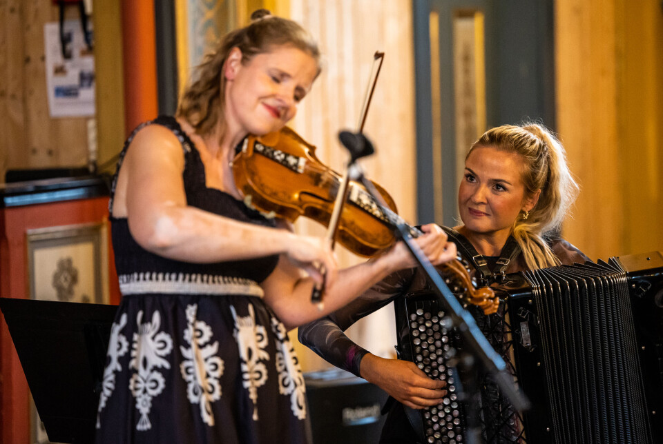 SOMMERKONSERTENE: Kvernberg og Bjørdal trollbandt publikum med akustisk magi i Kvernes kirke.