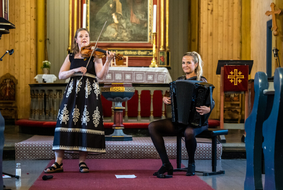 AKUSTISK: Kvernberg og Bjørdal skapte akustisk stemning i Kvernes kirke med fele og akkordeon.