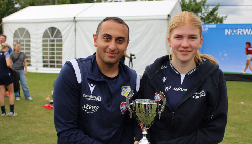 Dahle Nordlandet under Norway Cup. Amir og Elisa med pokalen,