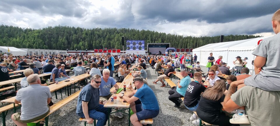 Mange tilskuere har møtt opp allerede første dag med skyting på landsskytterstevnet. Foto: Trond Runar Budeng-Karlsvik