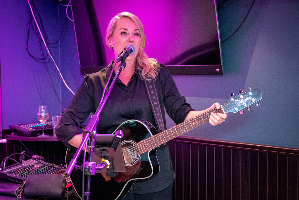 Elisabeth Kristensen på scenen hos Tordenskjold pub fredag 1. august 2025. FOTO: VEGARD GRIMSTAD, VG MEDIA