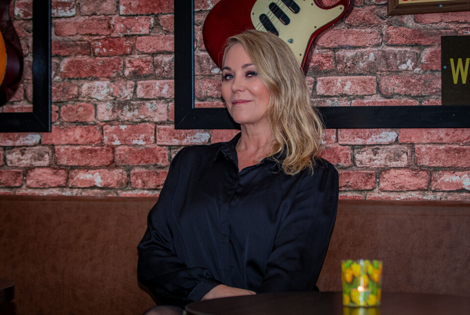 Elisabeth Kristensen slapper av før opptredenen på Tordenskjold pub fredag 1. august 2025. NP.no fikk en hyggelig prat med henne. FOTO: VEGARD GRIMSTAD, VG MEDIA